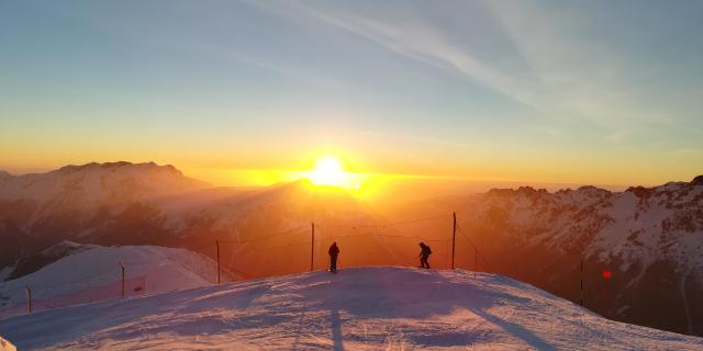 Ski au coucher du soleil