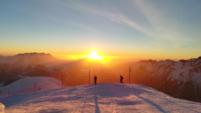 Ski au coucher du soleil