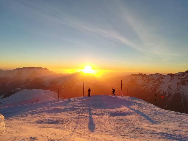 Ski au coucher du soleil